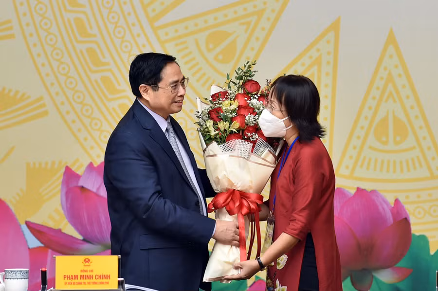 Thủ tướng tặng hoa chúc mừng nhà giáo ngay tại buổi gặp mặt