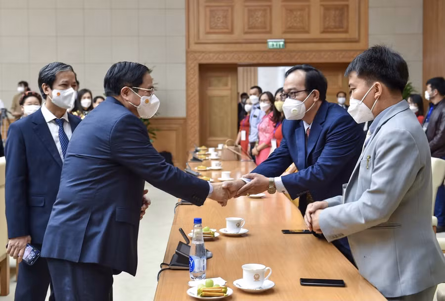 Thủ tướng thăm hỏi, động viên các nhà giáo.