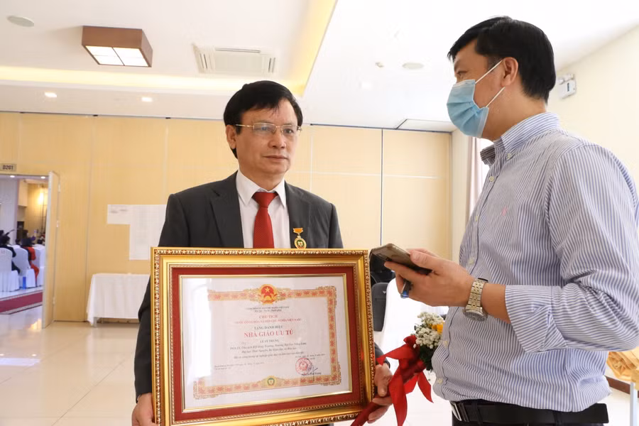 Nhà giáo Ưu tú, PGS.TS Lê Sỹ Trung (bên trái) trao đổi với phóng viên Báo Giáo dục &amp; Thời đại