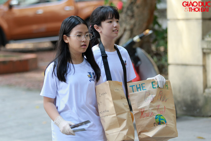 Ngay sau khi triển lãm hoàn tất, các bạn nhỏ cùng phụ huynh đã dùng túi giấy để nhặt rác quanh khu vực phố đi bộ.