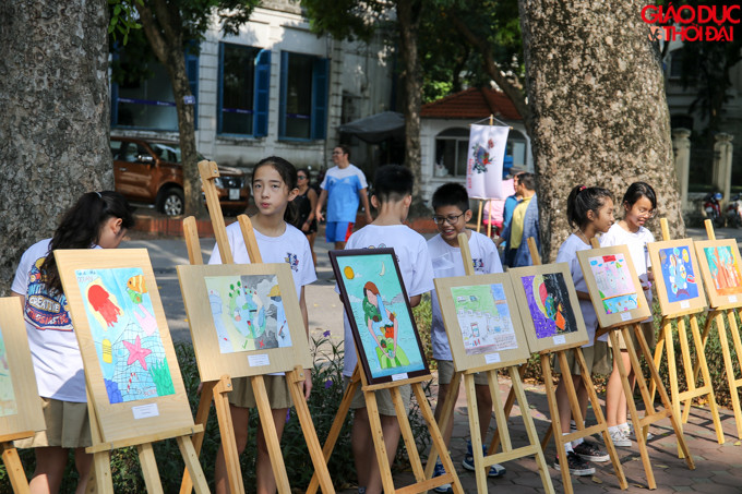 Ngay từ sáng, tranh của những thành viên trong lớp đã được mang tới khu vực phố đi bộ Hồ Gươm.