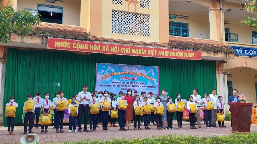 Học sinh khó khăn của Trường THCS Lương Thế Vinh nhận được những phần quà ý nghĩa, thiết thực.