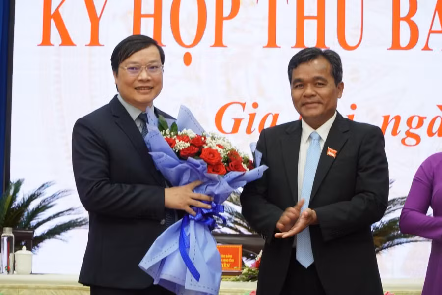 Ông Trương Hải Long (bên trái) được bầu làm Chủ tịch UBND tỉnh Gia Lai nhiệm kỳ 2021-2026.