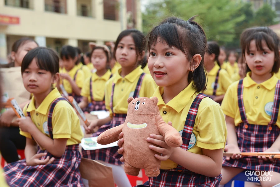 Học sinh tiểu học vẽ tranh bảo vệ loài gấu