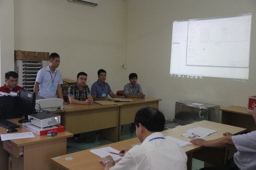 Bên trong phòng chấm trắc nghiệm tại Hội đồng thi tỉnh Cao Bằng