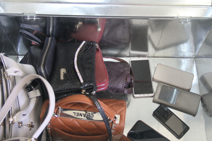 Trước khi vào phòng chấm thi, điện thoại và túi xách của cán bộ chấm thi đều được để lại bên ngoài, có người coi giữ