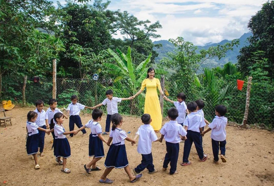 Cô Trà Thị Thu cùng học sinh ở điểm trường Lang Lương - Trường Phổ thông Dân tộc bán trú Tiểu học Trà Tập.