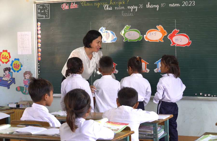 Cô Yến quan tâm, hỗ trợ để trò có tương lai tươi sáng. Cô Yến quan tâm, hỗ trợ để trò có tương lai tươi sáng.