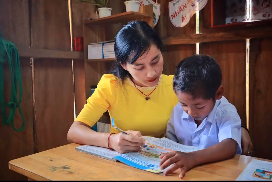 Cô Thu luôn ân cần, hết lòng vì học trò. Cô Thu luôn ân cần, hết lòng vì học trò.