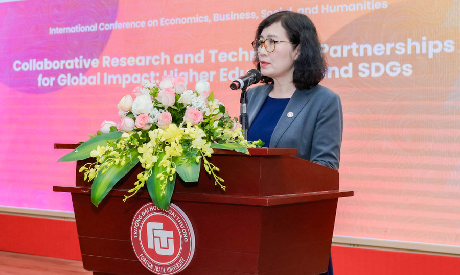 PGS.TS Lê Thị Thu Thủy – Chủ tịch Hội đồng trường Trường ĐH Ngoại thương phát biểu tại Hội thảo. PGS.TS Lê Thị Thu Thủy – Chủ tịch Hội đồng trường Trường ĐH Ngoại thương phát biểu tại Hội thảo.