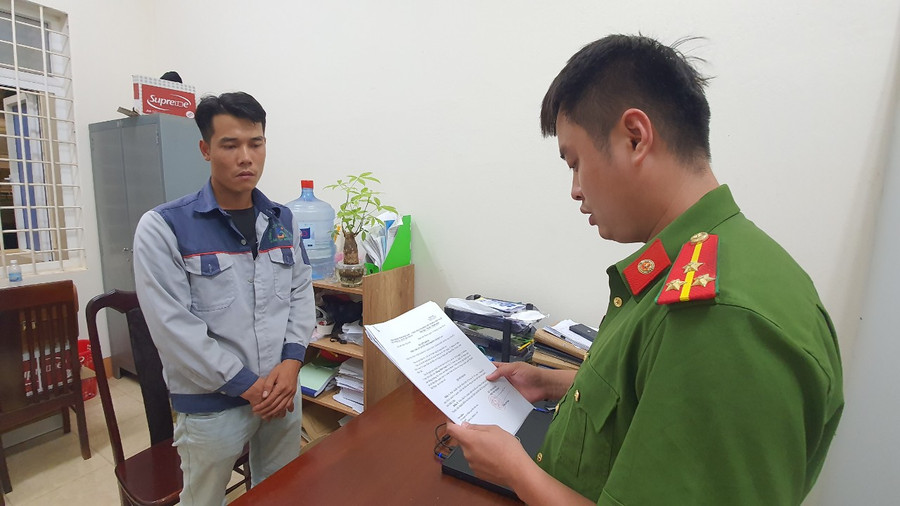 Cơ quan chức năng thi hành lệnh khởi tố đối với Đồng Hữu Long. (Ảnh: TT)