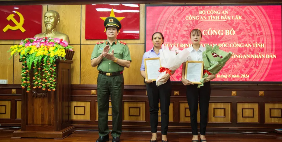 Thiếu tướng Lê Vinh Quy trao quyết định tuyển dụng cho vợ 2 liệt sĩ. (Ảnh: VT)