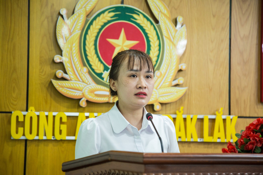 Chị Phạm Thị Như Phương gửi lời cảm ơn và hứa nỗ lực để xứng đáng với sự hy sinh của chồng. (Ảnh: VT)