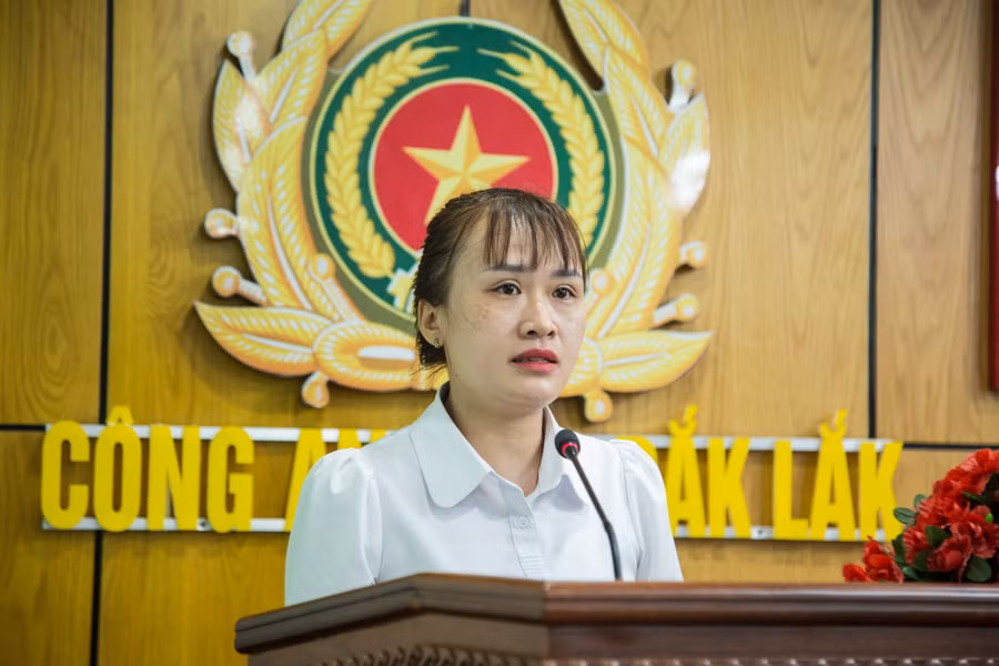 Chị Phạm Thị Như Phương gửi lời cảm ơn và hứa nỗ lực để xứng đáng với sự hy sinh của chồng. (Ảnh: VT)