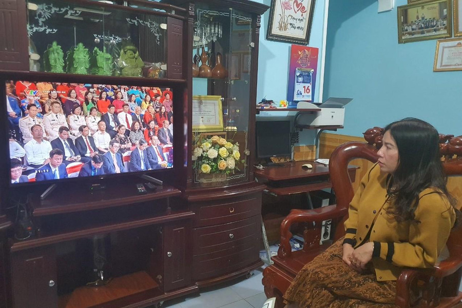 Cô Hồ Thị Thuỳ Vân không khỏi xúc động khi theo dõi chương trình Thay lời tri ân “Cây đời trăm năm”. Cô Hồ Thị Thuỳ Vân không khỏi xúc động khi theo dõi chương trình Thay lời tri ân “Cây đời trăm năm”.