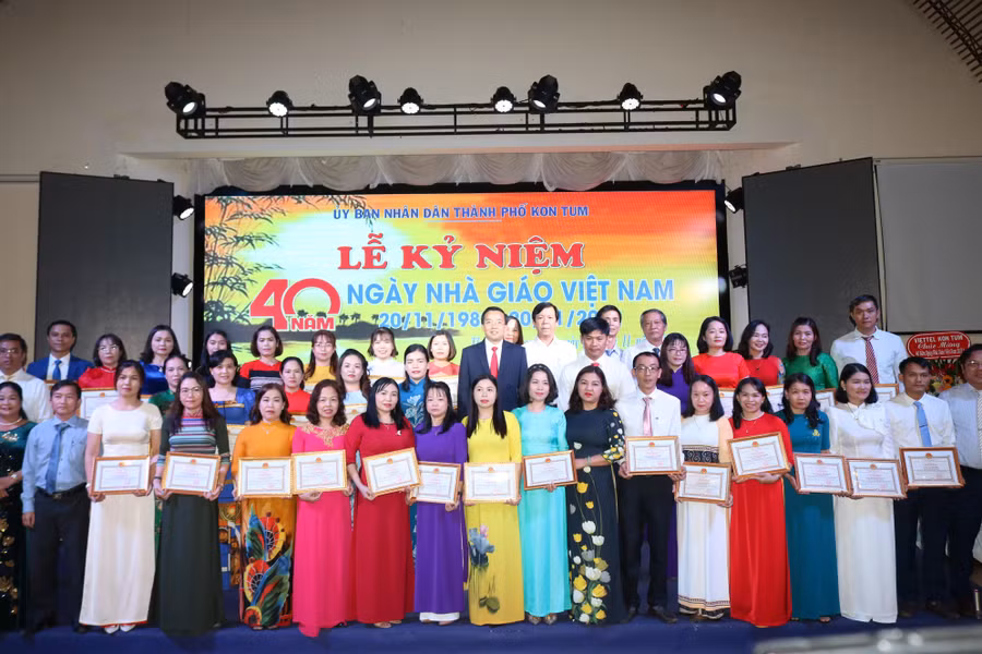 UBND thành phố Kon Tum khen thưởng các giáo viên có thành tích xuất sắc.