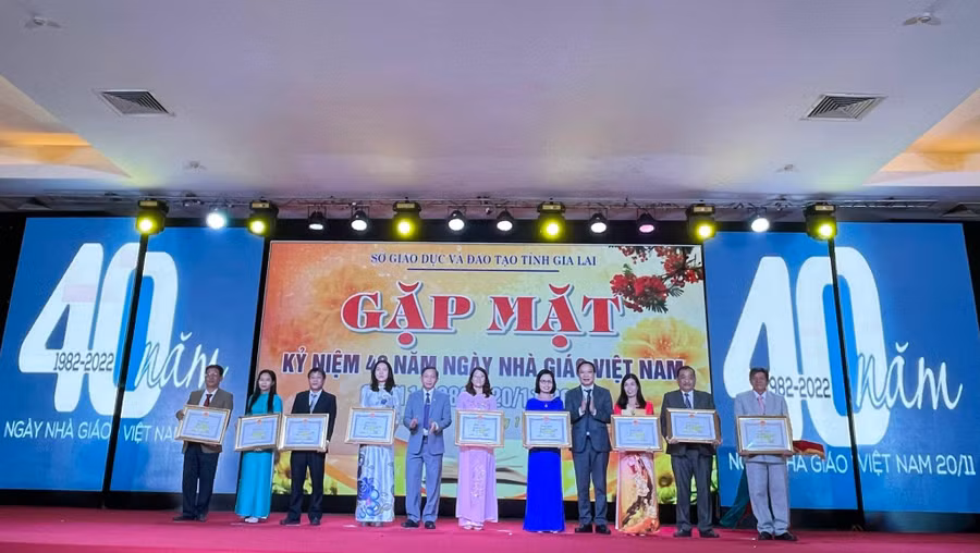 40 nhà giáo tiêu biểu tại Gia Lai được tuyên dương, tặng bằng khen.