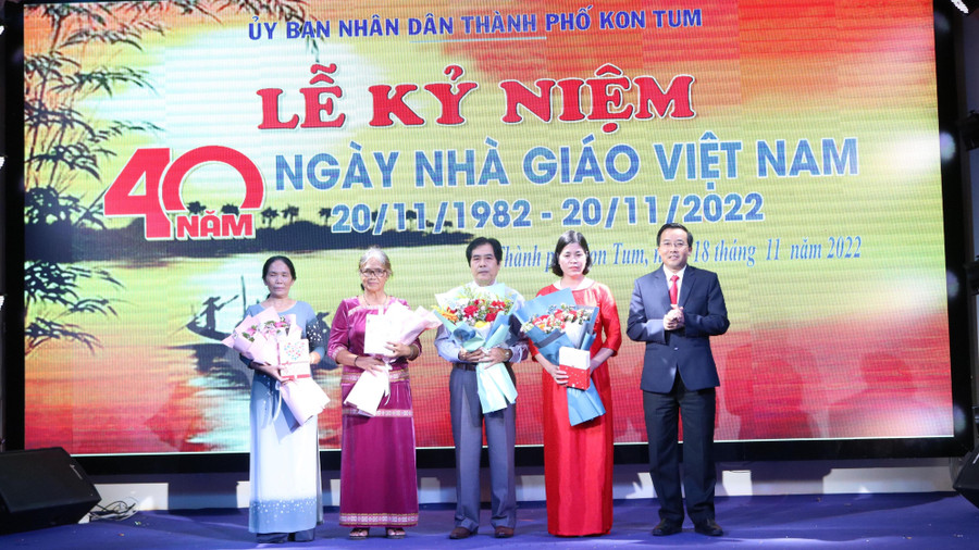 Ông Nguyễn Thanh Mân - Chủ tịch UBND TP Kon Tum tặng hoa cho các Nhà giáo ưu tú. Ông Nguyễn Thanh Mân - Chủ tịch UBND TP Kon Tum tặng hoa cho các Nhà giáo ưu tú.