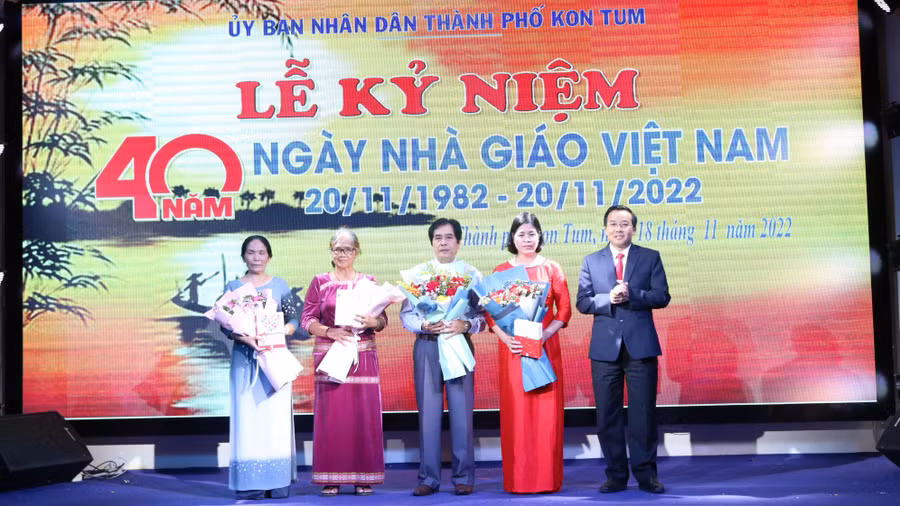 Ông Nguyễn Thanh Mân - Chủ tịch UBND TP Kon Tum tặng hoa cho các Nhà giáo ưu tú.