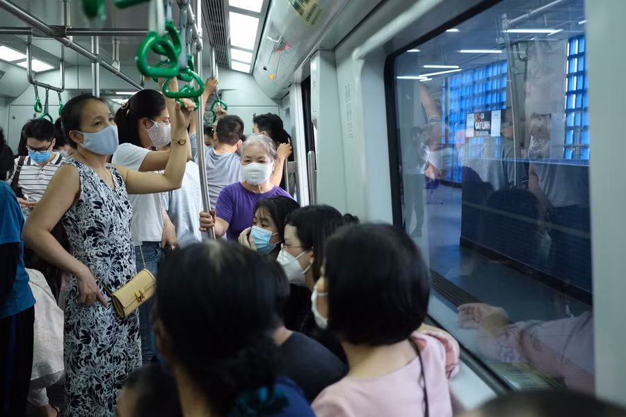 Rất đông người dân cùng lên tàu để trải nghiệm tuyến đường sắt đô thị của Hà Nội sau hơn 10 năm thi công.