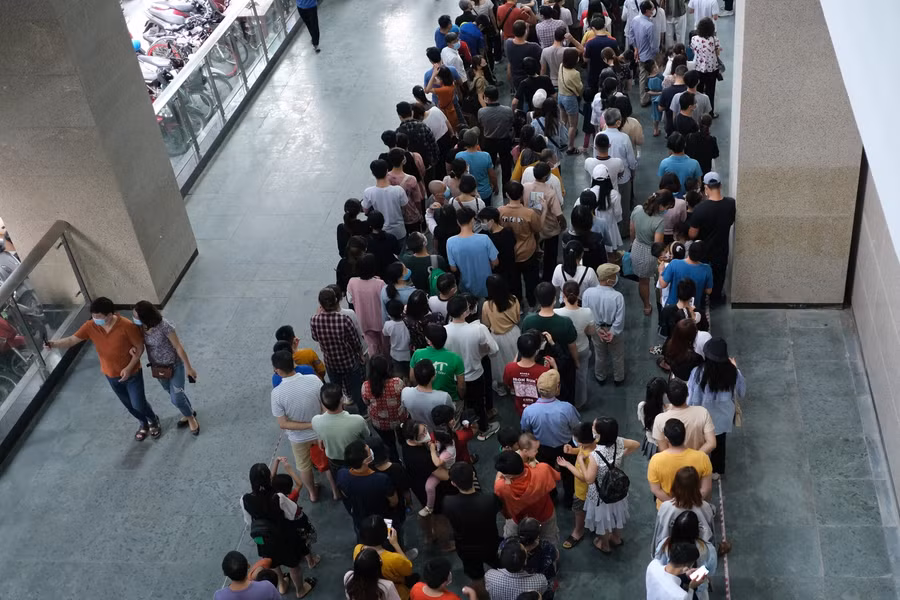 Trong sáng ngày hôm nay, rất đông người dân đã đứng xếp hàng để đợi đến lượt mình lên tàu.