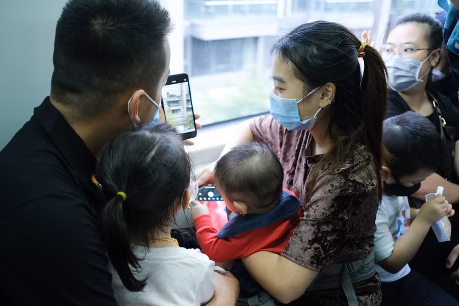 Người dân ghi lại cảnh đẹp mà tuyến đường sắt đi qua. Tuyến đường dài hơn 13km kéo dài từ ga Cát Linh đến ga Yên Nghĩa người dân có thể nhìn ngắm thành phố Hà Nội từ trên cao.