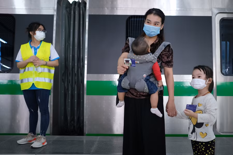 Nhiều gia đình đã cho cả các bạn nhỏ đến để trải nghiệm tàu điện trên cao.