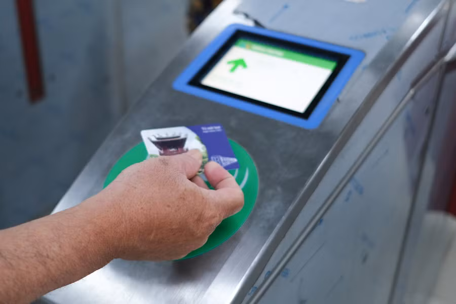 Lãnh đạo Hanoi Metro cho biết, trong 6 tháng đầu, giờ mở tuyến là 5h30-22h. Một tuần đầu, các đoàn tàu chạy với tần suất 15 phút/chuyến, tuần thứ 2 chạy 10 phút/chuyến.