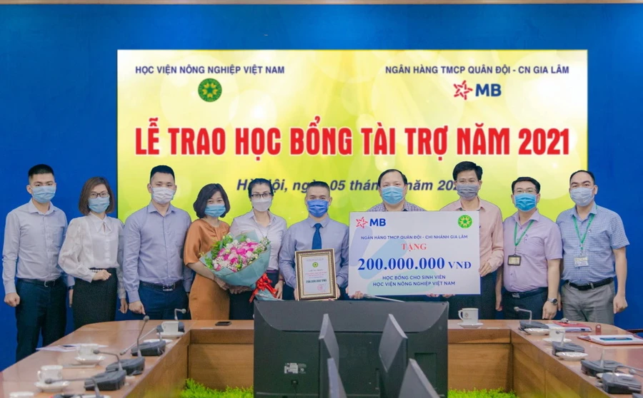 Ông Nguyễn Thanh Hải - Giám đốc Ngân hàng TMCP Quân đội, chi nhánh Gia Lâm trao học bổng tài trợ cho sinh viên trị giá 200 triệu đồng.