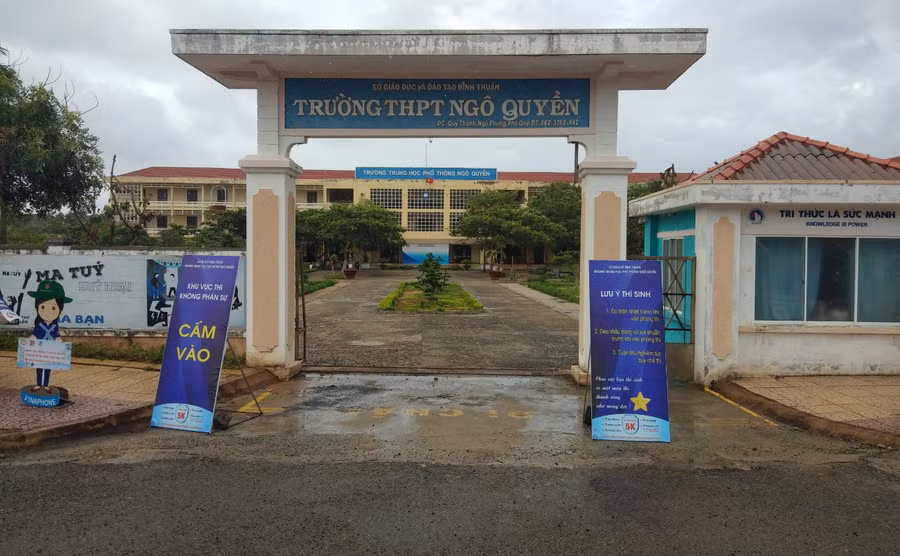 Để đảm bảo giãn cách, phòng chống Covid-19, thí sinh được hướng dẫn ra về sau khi hoàn tất thủ tục đăng ký dự thi. Ảnh: Thầy Nguyên cung cấp