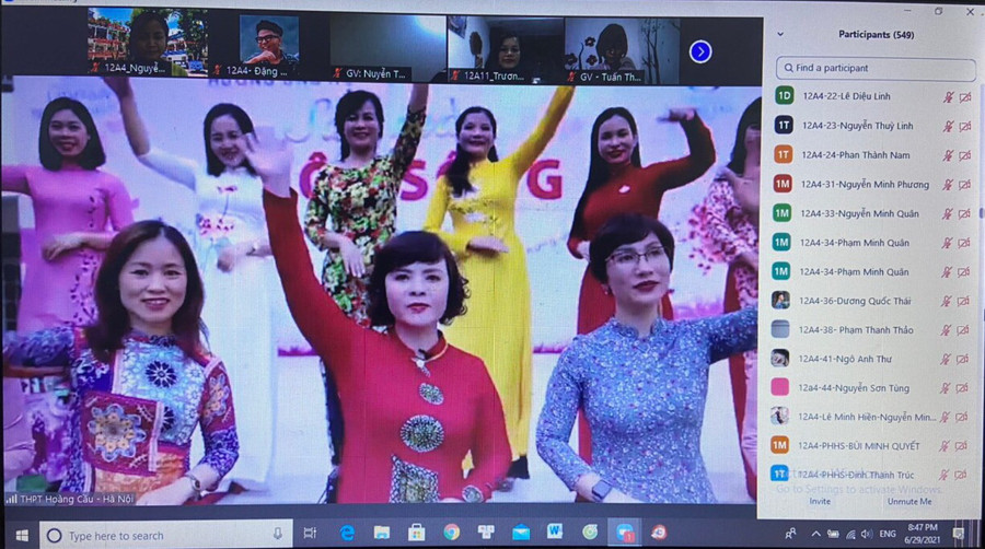 Cô Hiệu trưởng Lưu Thị Lập và cán bộ, giáo viên tạm biệt học sinh khối 12 - K42 và gửi lời chúc tốt đẹp nhất đến các em