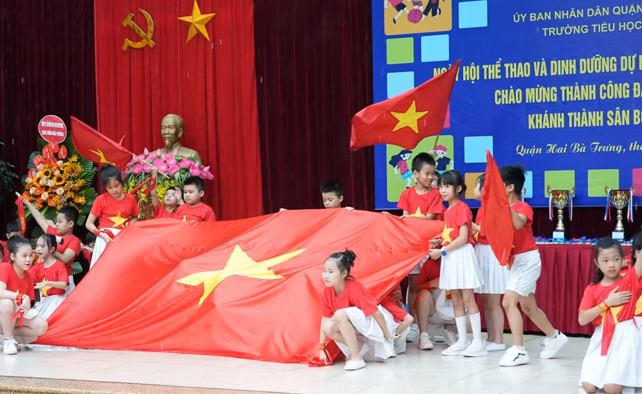 Học sinh Trường Tiểu học Vĩnh Tuy tham gia các hoạt động vui chơi, văn nghệ chào mừng thành công SEA Games 31