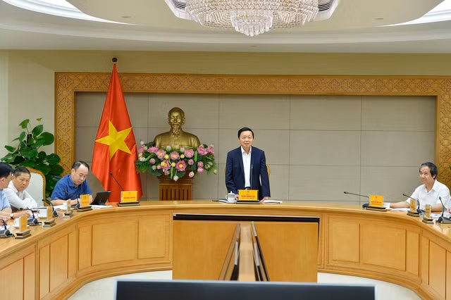 Phó Thủ tướng Trần Hồng Hà nhấn mạnh sách giáo khoa là vấn đề được các phụ huynh, học sinh, các nhà trường và xã hội hết sức quan tâm và chờ đợi, đặc biệt thời điểm chuẩn bị bước vào năm học mới - Ảnh: VGP/Đình Nam