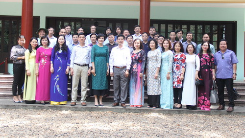 Đoàn cán bộ cốt cán cấp ủy của Đảng bộ Bộ GD&ĐT chụp ảnh lưu niệm tại khu nhà làm việc của Bác tại K9