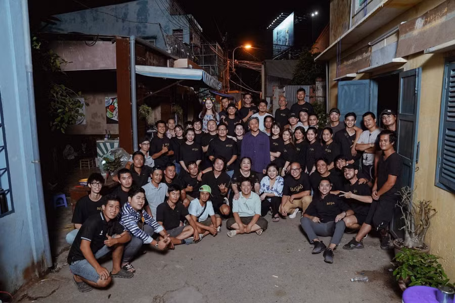 Ekip "Bố già" chụp hình kỉ niệm tại con hẻm