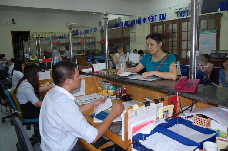 Đủ tuổi về hưu nhưng không đủ năm đóng BHXH có được hưởng trợ cấp thất nghiệp?