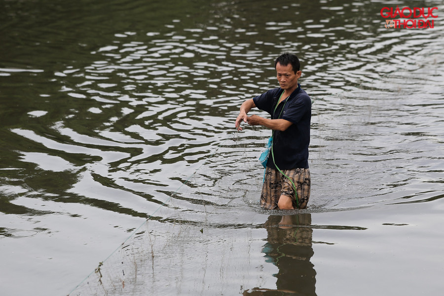 Đi dọc bờ sông, có người còn mang cả lưới ra để bắt cá, Theo anh Toàn cho biết, chiều ngày hôm qua khi nước lớn anh bắt được khoảng gần 30kg cá, còn sáng ngày hôm nay thì bắt được ít, nếu tiếp tục có mưa thì chiều nay sẽ bắt được nhiều cá hơn.