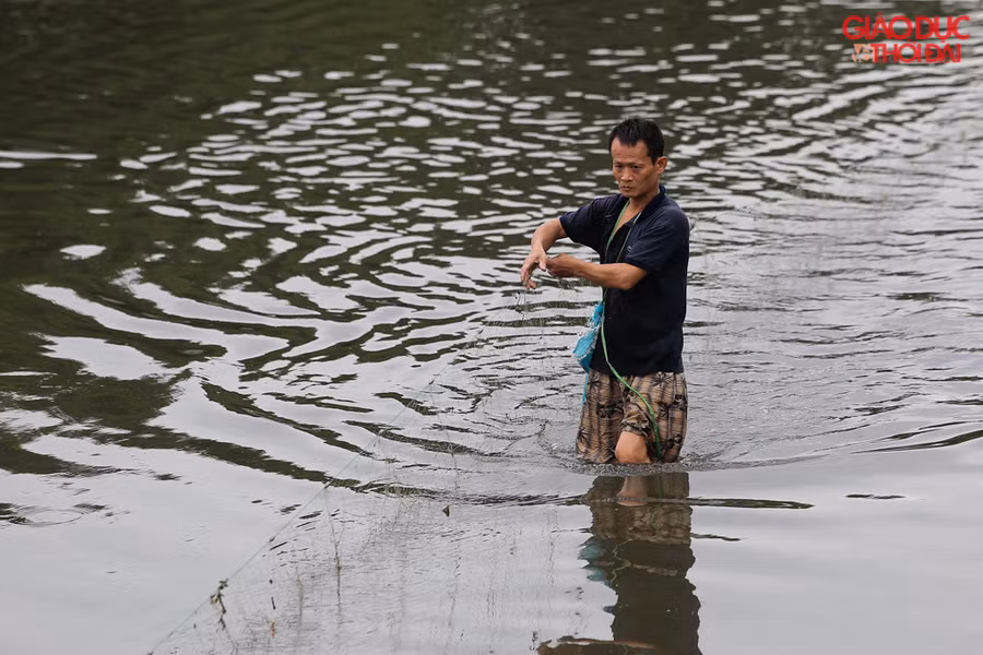 Đi dọc bờ sông, có người còn mang cả lưới ra để bắt cá, Theo anh Toàn cho biết, chiều ngày hôm qua khi nước lớn anh bắt được khoảng gần 30kg cá, còn sáng ngày hôm nay thì bắt được ít, nếu tiếp tục có mưa thì chiều nay sẽ bắt được nhiều cá hơn.