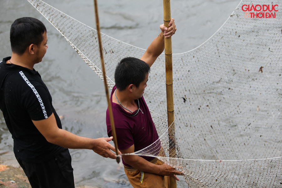 Từ sáng bất chấp trời mưa, người dân vẫn tụ tập tại nhiều điểm trên dọc sông để kiếm thêm thu nhập