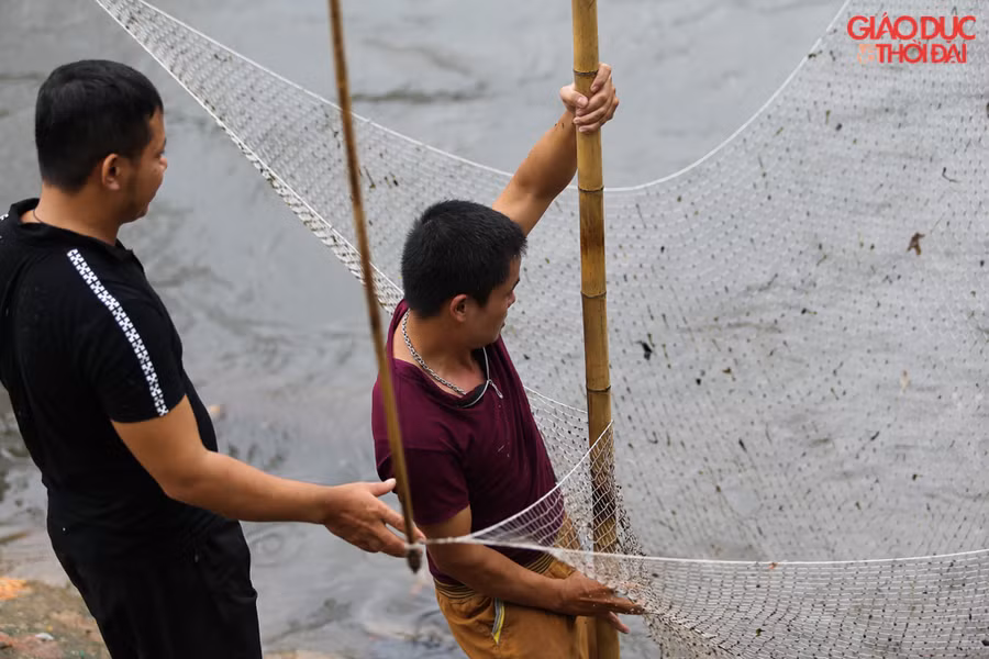 Từ sáng bất chấp trời mưa, người dân vẫn tụ tập tại nhiều điểm trên dọc sông để kiếm thêm thu nhập