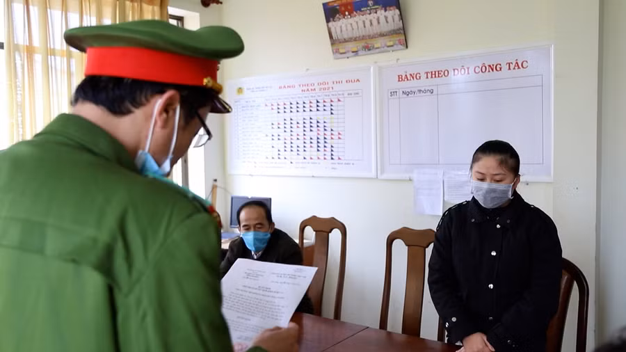 Cơ quan chức năng đọc các quyết định khởi tố đối với Phan Thị Kim Lộc. Ảnh: Công an Lâm Đồng.