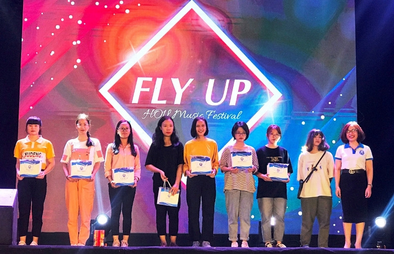 Lãnh đạo nhà trường trao thưởng cho các bạn sinh viên.