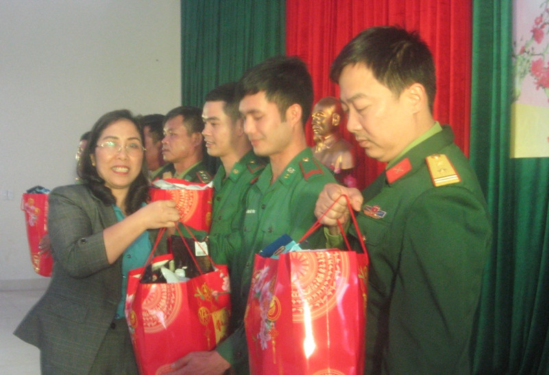 Quà tết tặng các chiến sĩ biên phòng, quân đội