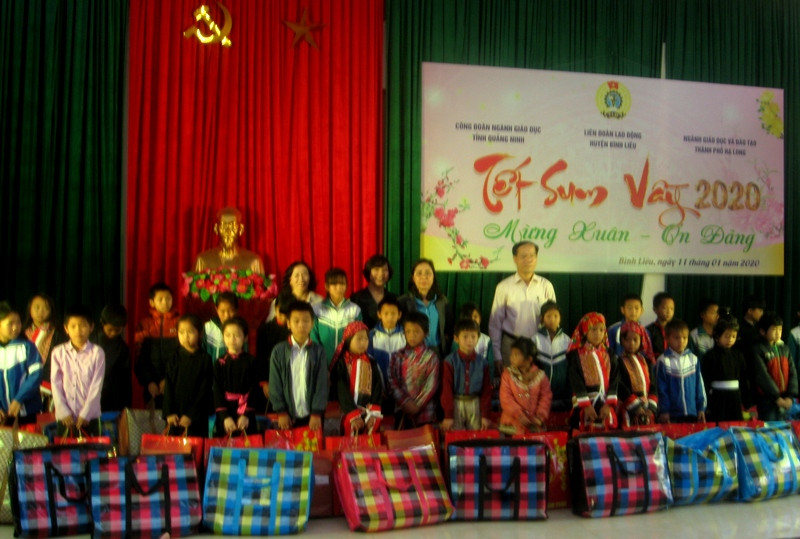 Quà tết của các ngành GD&ĐT Tp Hạ Long cho các cháu học sinh