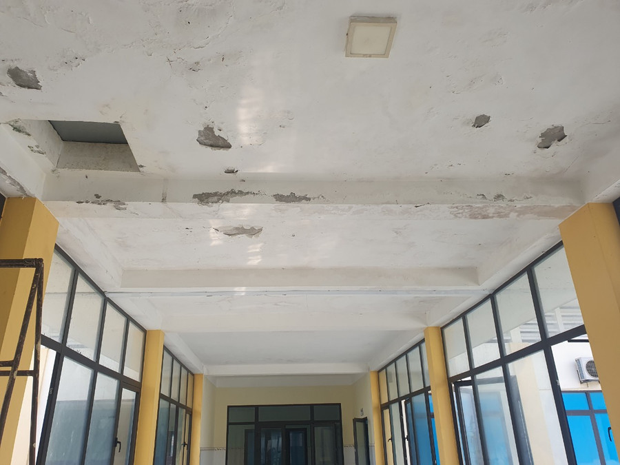 Trần hành lang bị bong tróc sơn.