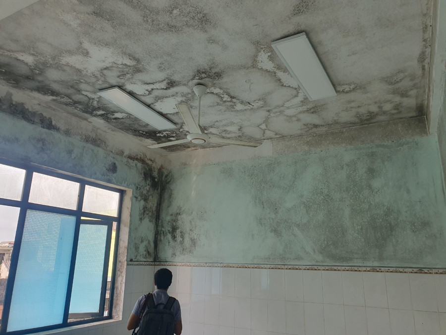 Nhiều căn phòng ở tầng 2 bị hoen ố, tường bị loang lỗ, không thể sử dụng vào việc khám chữa bệnh.