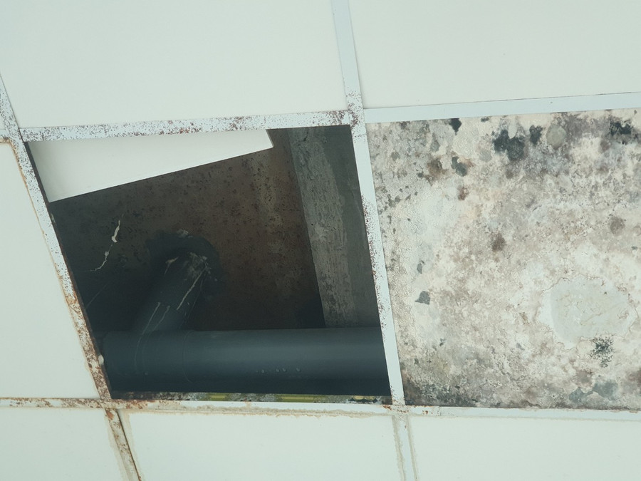 Nước thấm từ trần xuống la phông trên mái tại phòng châm cứu.