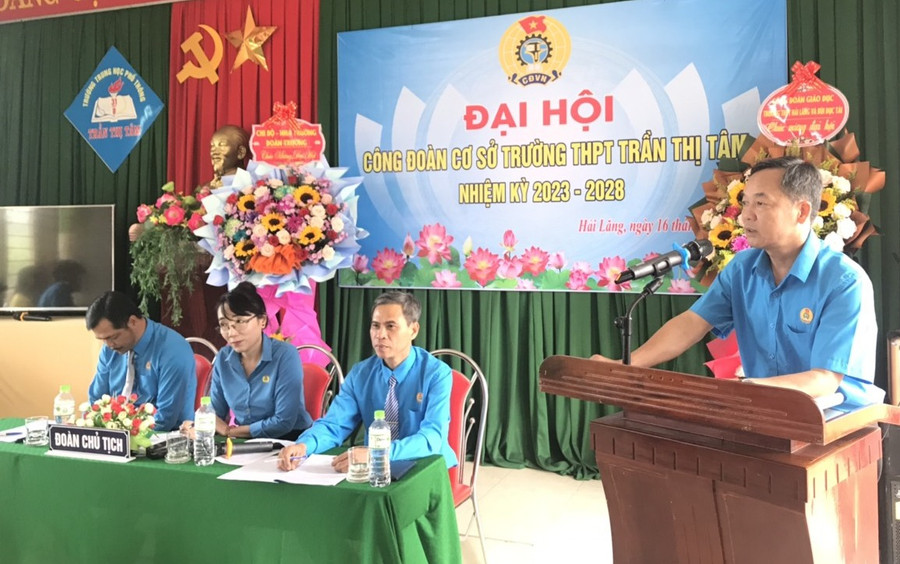 Ông Nguyễn Thanh Quang, Chủ tịch Công đoàn Ngành giáo dục Quảng Trị phát biểu tại Đại hội công đoàn cơ sở Trường THPT Trần Thị Tâm.