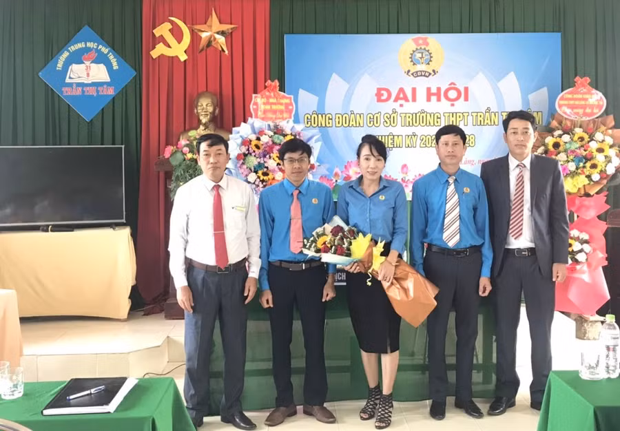 Ban Chấp hành công đoàn Trường THPT Trần Thị Tâm nhiệm kỳ mới.