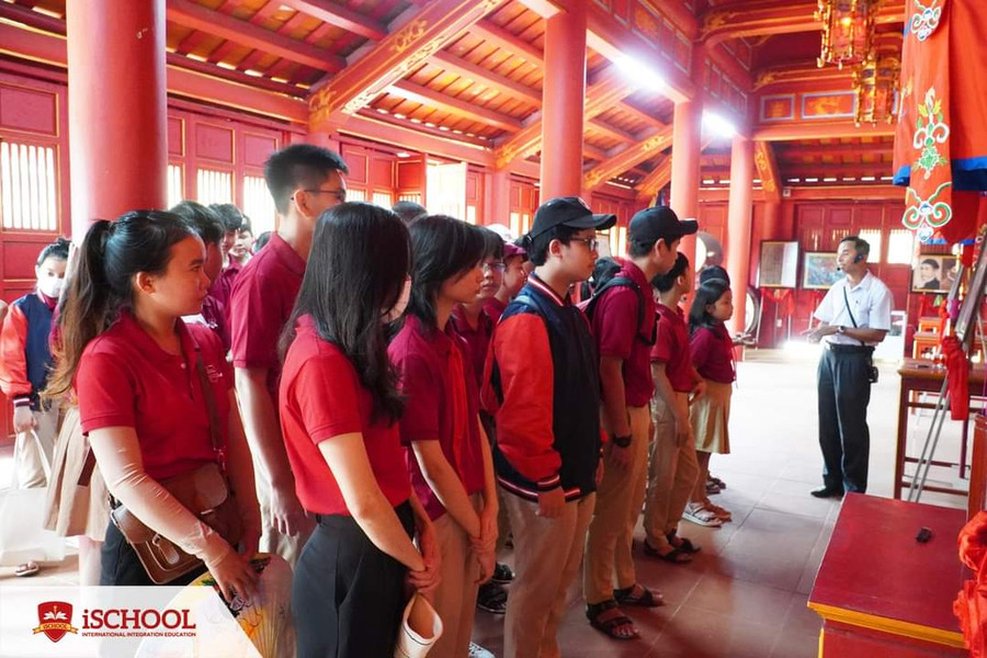 Học sinh iSchool Quảng Trị tham quan, học tập tại Khu di tích Tân Sở - nơi có đền thờ vua Hàm Nghi và tướng sĩ Cần Vương. Học sinh iSchool Quảng Trị tham quan, học tập tại Khu di tích Tân Sở - nơi có đền thờ vua Hàm Nghi và tướng sĩ Cần Vương.